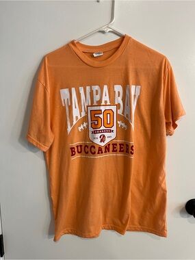 Mens sz large AdventHealth 50th Anniversary Tampa Bay Buccaneers creamsicle tee